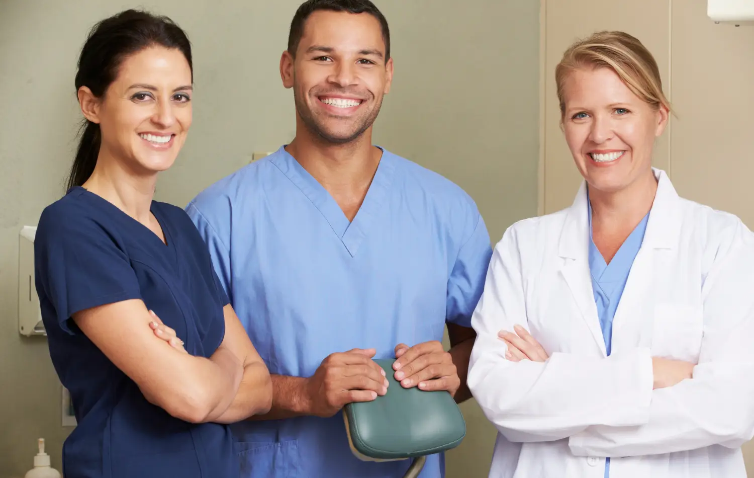 equipe praticiens dentaires salariés